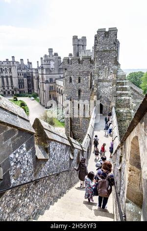 Touristen, die die Treppe hinunter vom Keep in Arundel Castle, West Sussex, Großbritannien, laufen Stockfoto