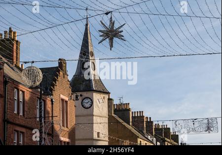 Dunbar, East Lothian, Schottland, Großbritannien, 7. November 2021. Weihnachtslichter errichtet: Weihnachtslichter auf der anderen Straßenseite durch die Stadt neben dem Dunbar Town House Stockfoto