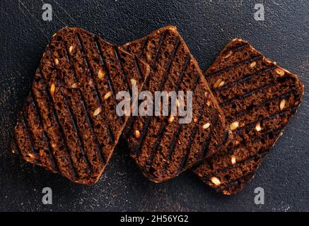 Drei Stück Roggenbrot mit Sonnenblumenkernen für Sandwiches auf dem Stand. Draufsicht. Stockfoto