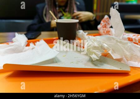 Leere Platten. Gebrauchte Gerichte sind nach dem Essen schmutzig. Essen in einem Fast-Food-Restaurant. Selektiver Fokus Stockfoto