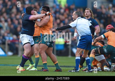 Edinburgh, Großbritannien. November 2021. Zander Fagerson aus Schottland und Allan Alaalatoa aus Australien beim Spiel der Autumn Nation Series im Murrayfield Stadium, Edinburgh. Bildnachweis sollte lauten: Neil Hanna/Sportimage Kredit: Sportimage/Alamy Live News Stockfoto