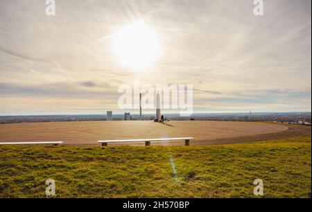 Halde Hoheward Landschaft und der Sonnenuhr Obelisk im Ruhrgebiet Stockfoto