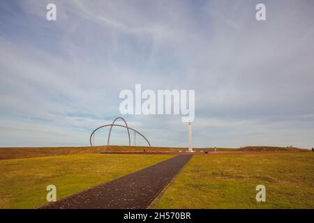 Halde Hoheward Landschaft mit dem Observatorium Horizon und dem Sonnenuhr-Obelisken im Ruhrgebiet Stockfoto