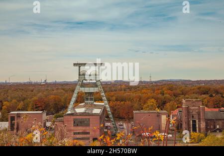 Zeche Ewald, das stillgediente Kohlebergwerk in herbstlicher Landschaft Stockfoto