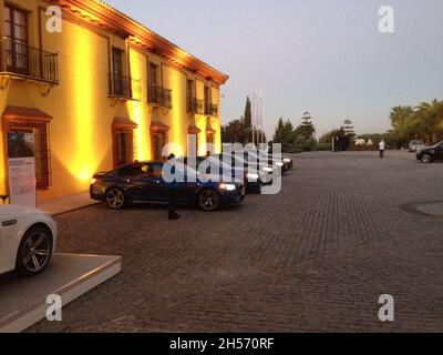 BMW M5 (F10) fünfte Generation: Nebeneinander mit Scheinwerferzugang im Innenhof eines Hotels in Sevilla, Spanien. Stockfoto