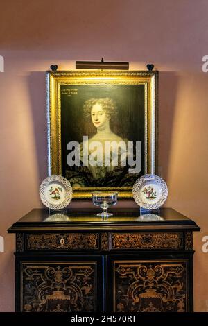 Gemaltes Porträt von Lady Mary Mordant, Herzögen von Norfolk und auf einem kunstvollen antiken Schrank, Arundel Castle, West Sussex, Großbritannien Stockfoto