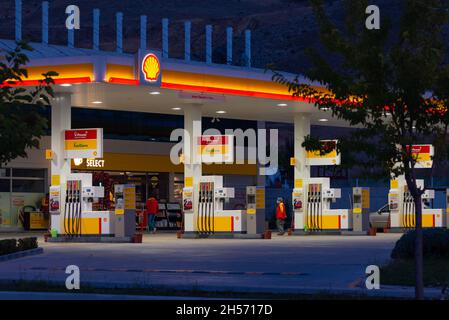 Ankara, Türkei - 29. September 2021: Shell ist eines der größten Ölvertriebsunternehmen in der Türkei und verfügt über mehrere Stationen in Ankara. Stockfoto