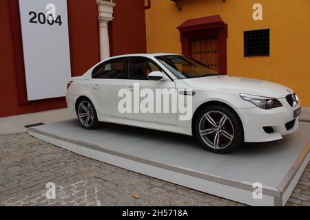 BMW M5 (E60): Seitenansicht, weiß. Vierte Generation. Hergestellt von 2005 bis 2010. Stockfoto