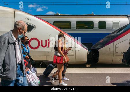 Paris, Frankreich, TGV-Zug im Bahnhof, Menschen, die mit Masken auf dem Bahnsteig reisen Stockfoto