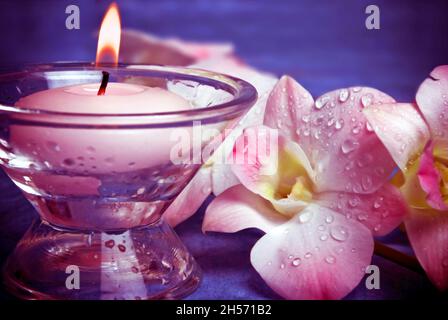 Kerze und Blumen, Achtsamkeit und Relax Konzept Stockfoto