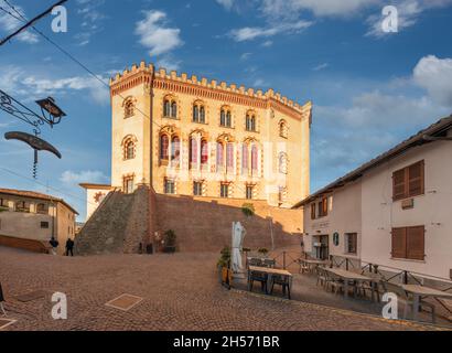 Barolo, Cuneo, Italien - 05. November 2021: Schloss Falletti, Sitz des WIMU Weinmuseums, Blick vom Dorfplatz Stockfoto