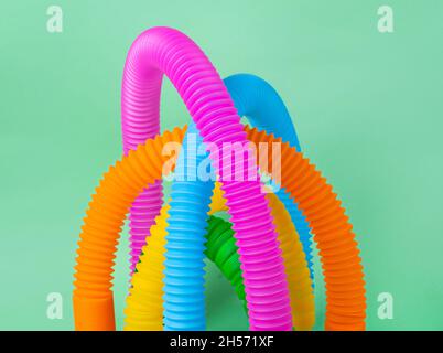 Nahaufnahme von bunten Pop Tubes - Fingerschutzspielzeug für Erwachsene und Kinder. Stockfoto