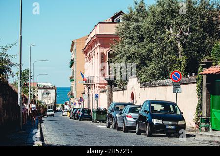 Das Viertel Quartieri Spagnoli in Neapel, Italien. Blick auf die Straße auf die Altstadt. Schmale Straße von Neapel. Heller, sonniger Tag. Golf von Neapel, blau Stockfoto