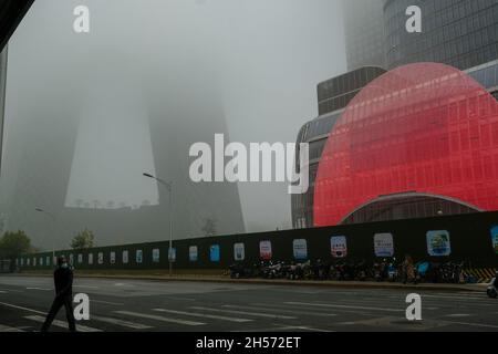Die Hochhäuser im zentralen Geschäftsviertel von Peking sind in Peking, China, von starkem Smog umhüllt. 06-Nov-2021 Stockfoto