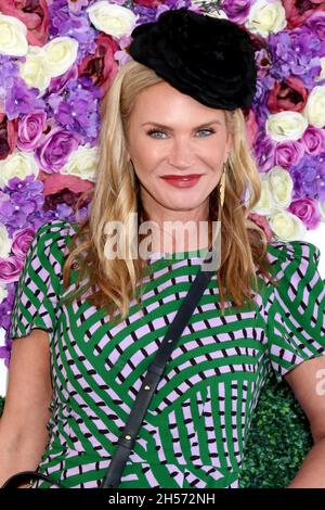 Del Mar, CA. November 2021. Natasha Henstridge bei der Ankunft zur Breeders' Cup Weltmeisterschaft, Del Mar Racetrack, Del Mar, CA, 6. November 2021. Kredit: Priscilla Grant/Everett Collection/Alamy Live Nachrichten Stockfoto