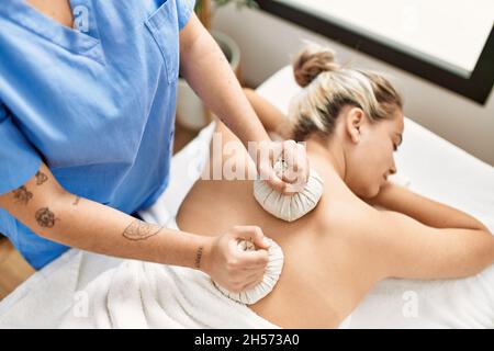 Frau Paar mit Rückenbehandlung mit thai-Taschen im Beauty-Center Stockfoto