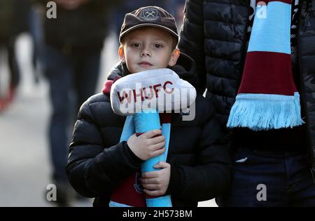 London, Großbritannien. November 2021. Ein junger West Ham-Fan vor dem Premier League-Spiel im Londoner Stadion. Bildnachweis sollte lauten: Paul Terry/Sportimage Kredit: Sportimage/Alamy Live Nachrichten Kredit: Sportimage/Alamy Live Nachrichten Stockfoto