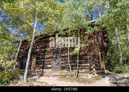 Die Blockhütte des Minenbesitzers bei der Silver King Mine in den Tushar Mountains in der Nähe von Marysvale, Utah. Stockfoto