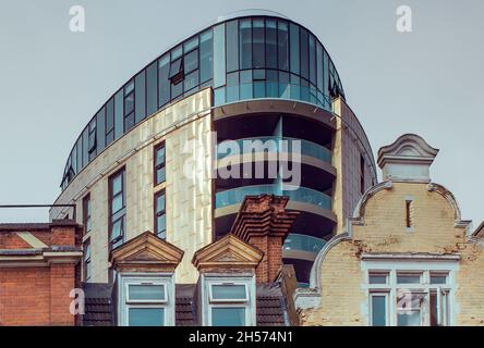 Das moderne Design des Hochhauses FiftySevenEast, das sich hinter den älteren Gebäuden in der Dalston High Street erhebt. Stockfoto