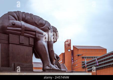 Newton ist eine große Bronzeskulptur, die auf einem Sockel auf der piazza vor der British Library in London ausgestellt ist. Es ist ein Werk des Bildhauers Eduardo Paolozzi. Stockfoto