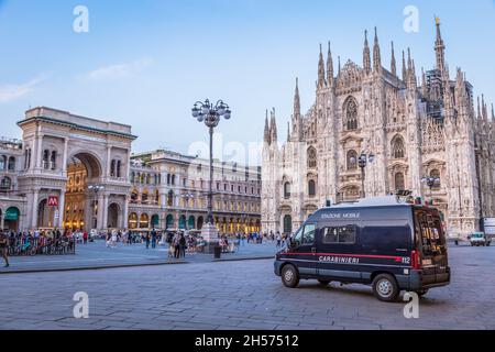 MAILAND, ITALIEN - CA. SEPTEMBER 2019: Karabinierwagen, auch Carabinieri genannt, patrouilliert vor der Mialn Kathedrale in Mailand. Überwachung und Stockfoto