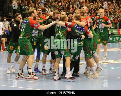 Team SC Magdeburg Cheers nach dem Gewinn der Handball Bundesliga Saison 2021-22 SC Magdeburg vs. HC Erlangen in der GETEC Arena Magdeburg Stockfoto