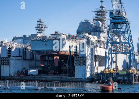 Seattle, WA - USA - 23. September 2021: Horizontale Ansicht der USS Cape St. George, ein Cruiser der Ticonderoga-Klasse, der eine „langfristige“ Reparatur und Wartung durchläuft Stockfoto