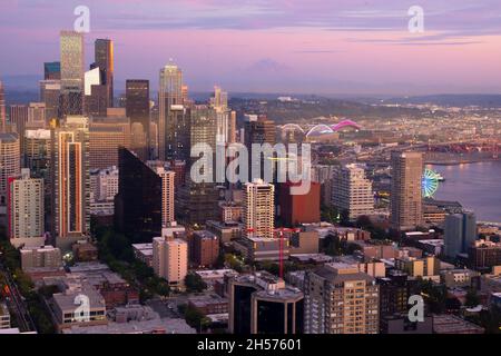 Seattle, WA - USA - 23. September 2021: Horizontale Ansicht von Seattle, Washingtons Downtown Skyline während des Sonnenuntergangs. Stockfoto