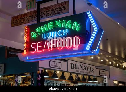 Seattle, WA - USA - 23. September 2021: Horizontale Nahaufnahme des ikonischen Neonschildes für das athenische Seafood Restaurant and Bar. Das Hotel befindet sich in den Iconi von Seattle Stockfoto