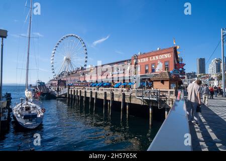 Seattle, WA - USA - 23. September 2021: Horizontale Ansicht von Seattle's berühmtem Pier 57 - Miners Landing. Speisen und Unterhaltung am Wasser Stockfoto