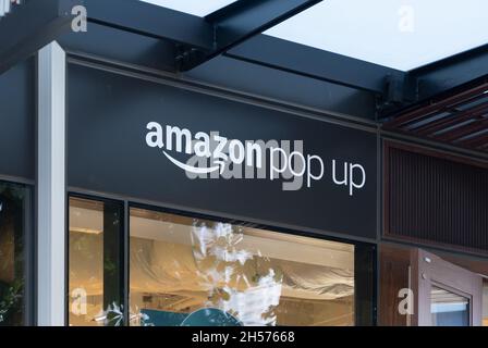 Seattle, WA - USA - 24. September 2021: Horizontale Ansicht von Amazon Pop-up-Schildern bei Amazons neuestem stationären Einzelhandelskonzept. Stockfoto