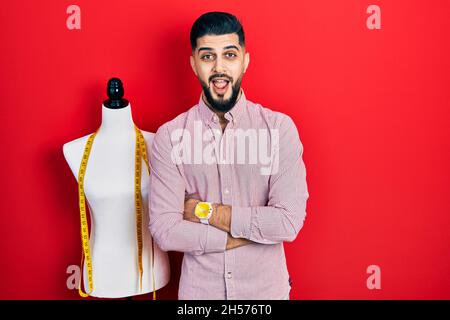 Schöner Schneider Mann mit Bart mit gekreuzten Armen Geste feiert verrückt und erstaunt für den Erfolg mit offenen Augen schreiend aufgeregt. Stockfoto