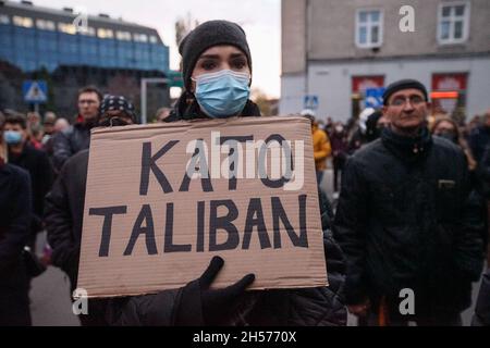 Danzig, Polen 6. November. 2021 Demonstranten, die Kerzen halten und Spruchbänder tragen, auf denen „Not One More“ und ihr Herz schlugen, sind vor dem Parteibüro der Regierungspartei „Recht und Justiz“ in Danzig zu sehen. Polen am 6. November 2021 versammelten sich Tausende von Menschen in Städten in ganz Polen, um gegen strenge Abtreibungsgesetze nach dem Tod einer Schwangeren zu protestieren. Im Bild: Frau hält Transparente mit der Aufschrift Kato Taliban (Catholic Taliban) Quelle: Vadim Pacajev/Alamy Live News Stockfoto