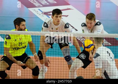 AGSM Forum, Verona, Italien, 07. November 2021, Bump von Rok Movic - Verona Volley während der NBV Verona vs Prisma Taranto - Volleyball Italienische Serie A Männer Superliga Meisterschaft Stockfoto