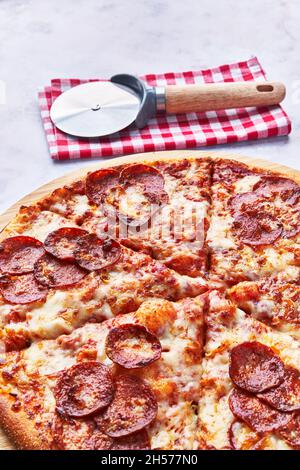 Köstliche Pepperoni italienische Pizza auf einer Marmoroberfläche Stockfoto