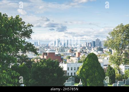 Blick auf die Skyline von Manhattan vom Greenwood Cemetery in Brooklyn aus. Vintage-Style Stockfoto