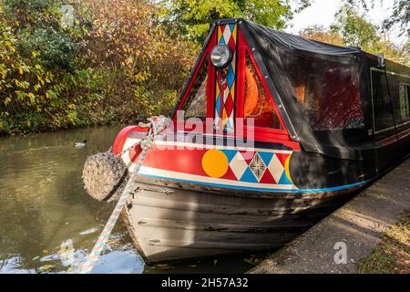 Braunston, Northamptonshire, Großbritannien. November 2021. An einem kalten, aber trockenen Wintertag liessen sich Kanalboote am Kanal von Braunston festmachen. Quelle: AG News/Alamy Live News Stockfoto