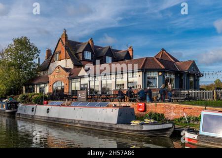 Braunston, Northamptonshire, Großbritannien. November 2021. An einem kalten, aber trockenen Wintertag genießen die Menschen im Boathouse Pub in Braunston ein Essen und ein Bier. Quelle: AG News/Alamy Live News Stockfoto