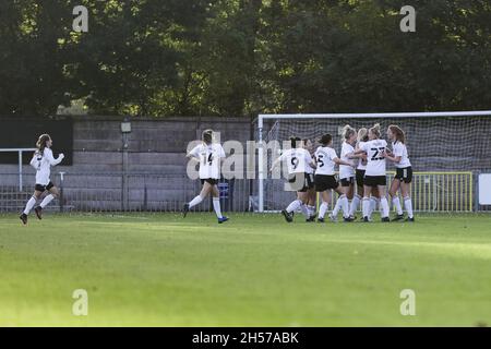 London, Großbritannien. November 2021. London, England, 7. November 20 Fulham feiert das Tor beim Premier-Spiel der Frauen in London und South East zwischen Dulwich Hamlet und Fulham auf dem Champion Hill in London, England. Liam Asman/SPP Credit: SPP Sport Press Photo. /Alamy Live News Stockfoto