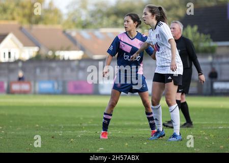 London, Großbritannien. November 2021. London, England, 7. November 20 Lucy Monkman (14 Dulwich Hamlet) und Tia Foreman (14 Fulham) beim Premier-Spiel der Frauen in London und South East zwischen Dulwich Hamlet und Fulham auf dem Champion Hill in London, England. Liam Asman/SPP Credit: SPP Sport Press Photo. /Alamy Live News Stockfoto