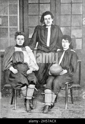 British Ladies Fußballspieler mit Nettie Honeyball in der Mitte - 1895 - 1896 Stockfoto