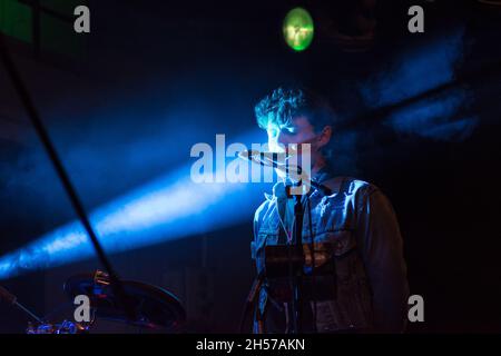 Lublin, Polen - 20. Mai 2016: Kozienalia (jährlicher Studentenfasching, auch Juwenalia genannt) - KAMP! Band live im Konzert Stockfoto