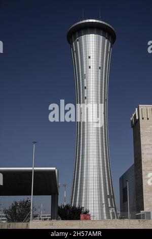 Lod, Israel. November 2021. Israels internationaler Flughafen Ben Gurion ist wieder einmal überfüllt, da Israel die Flugbeschränkungen für Israelis lockert, um die meisten Ziele unter Quarantäne zu bringen, während viele Länder ebenfalls beginnen, sich zu öffnen. Die USA werden voraussichtlich am Montag, den 8. November 2021, geimpften internationalen Reisenden zugänglich sein. Kredit: Nir Alon/Alamy Live Nachrichten Stockfoto