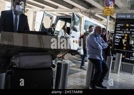 Lod, Israel. November 2021. Israels internationaler Flughafen Ben Gurion ist wieder einmal überfüllt, da Israel die Flugbeschränkungen für Israelis lockert, um die meisten Ziele unter Quarantäne zu bringen, während viele Länder ebenfalls beginnen, sich zu öffnen. Die USA werden voraussichtlich am Montag, den 8. November 2021, geimpften internationalen Reisenden zugänglich sein. Kredit: Nir Alon/Alamy Live Nachrichten Stockfoto