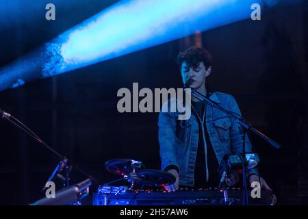 Lublin, Polen - 20. Mai 2016: Kozienalia (jährlicher Studentenfasching, auch Juwenalia genannt) - KAMP! Band live im Konzert Stockfoto