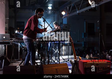 Lublin, Polen - 20. Mai 2016: Kozienalia (jährlicher Studentenfasching, auch Juwenalia genannt) - KAMP! Band live im Konzert Stockfoto