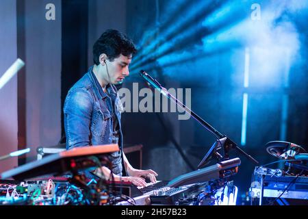 Lublin, Polen - 20. Mai 2016: Kozienalia (jährlicher Studentenfasching, auch Juwenalia genannt) - KAMP! Band live im Konzert Stockfoto