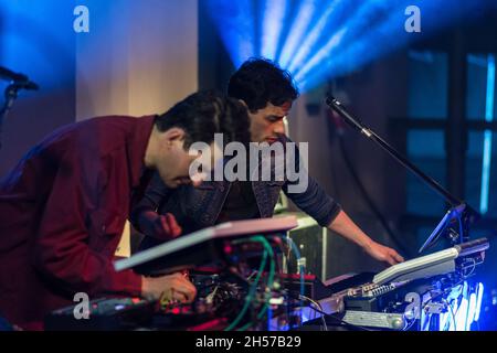 Lublin, Polen - 20. Mai 2016: Kozienalia (jährlicher Studentenfasching, auch Juwenalia genannt) - KAMP! Band live im Konzert Stockfoto