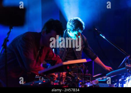 Lublin, Polen - 20. Mai 2016: Kozienalia (jährlicher Studentenfasching, auch Juwenalia genannt) - KAMP! Band live im Konzert Stockfoto