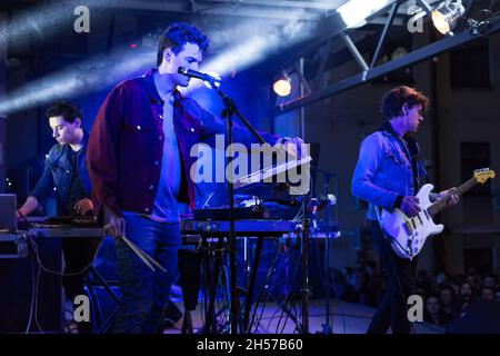 Lublin, Polen - 20. Mai 2016: Kozienalia (jährlicher Studentenfasching, auch Juwenalia genannt) - KAMP! Band live im Konzert Stockfoto